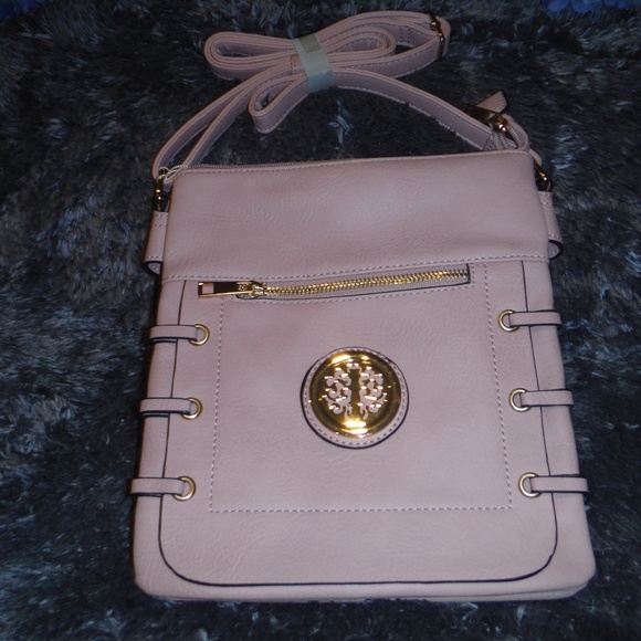 MEDALLION Handbags - 🦋3 for $15 🦋 BI MEDALLION CROSSBODY